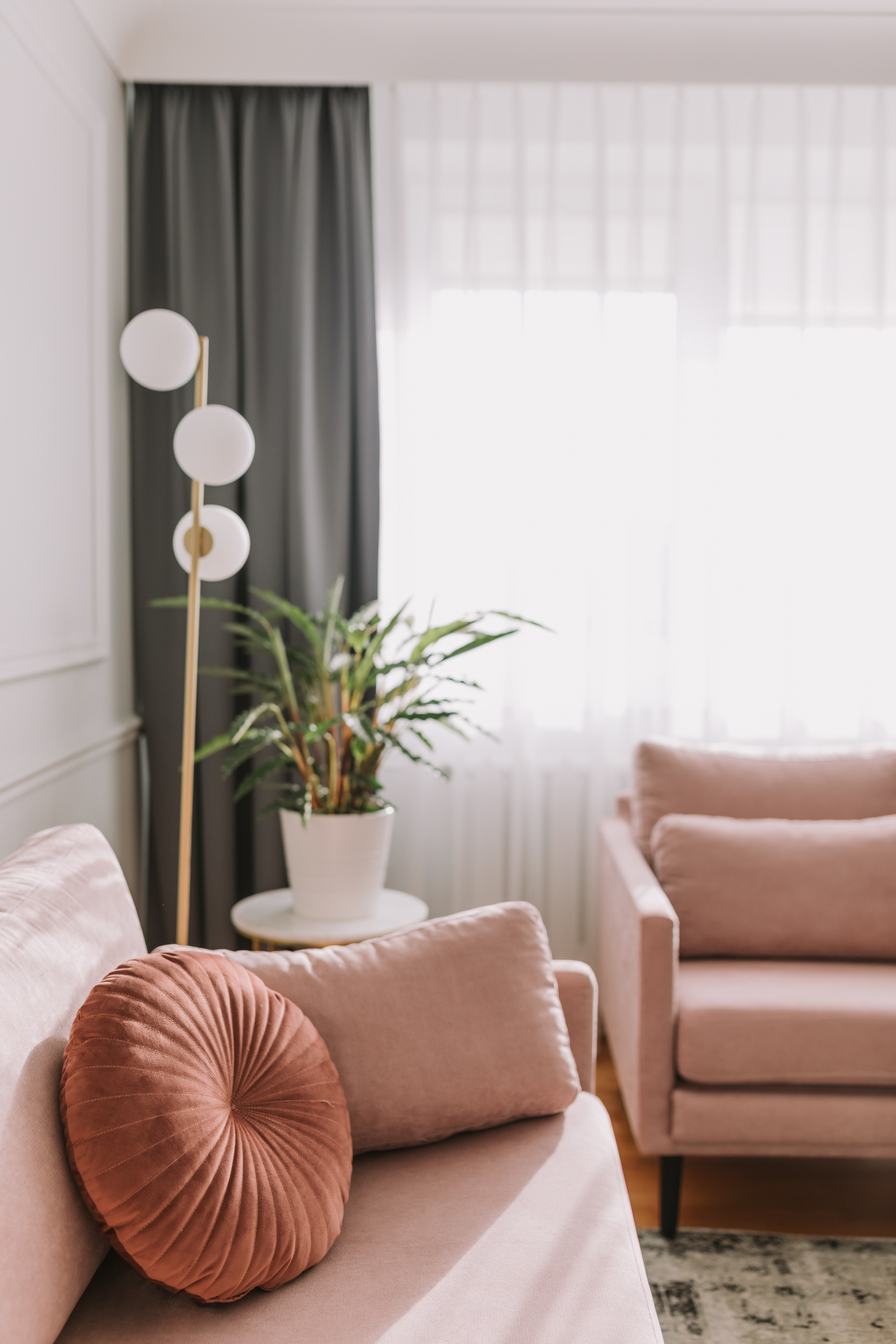 Projektowanie wnętrze gdańsk  - realizacja mieszkania w gdańsku, rożowe kanapy.