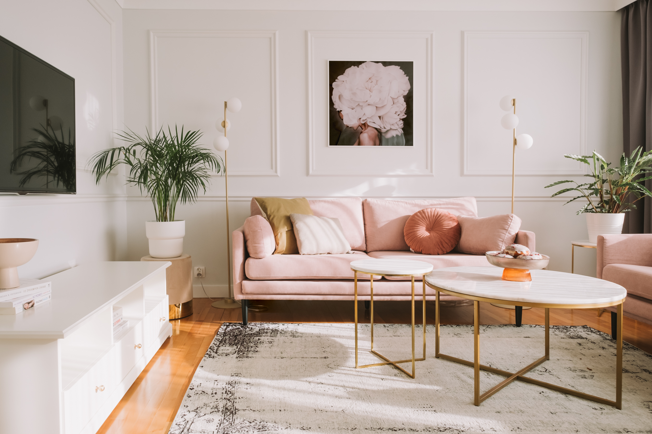 Projektowanie wnętrz Sopot - różowa sofa